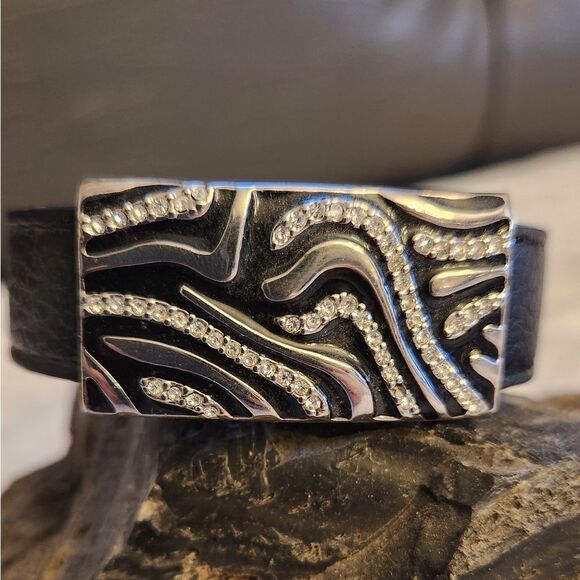 NWOT Lia Sophia "Fierce" Cut Crystal Black Buckle Bracelet - Picture 5 of 7